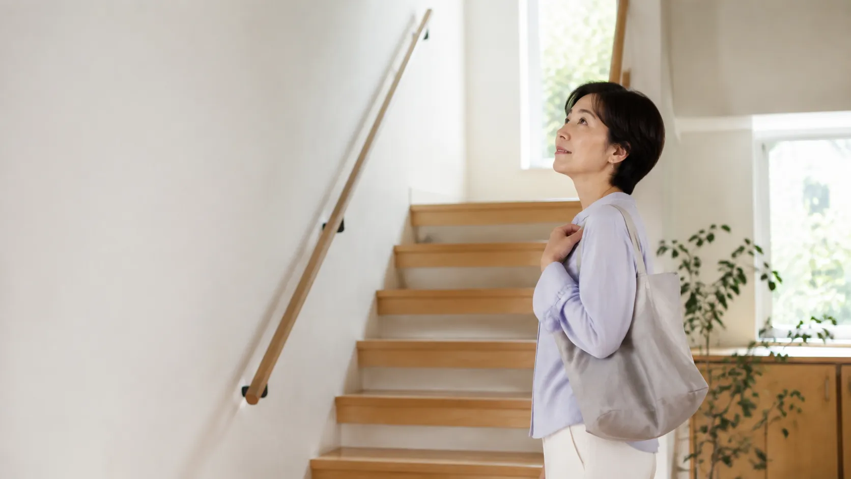 日常で体力の変化を感じる女性のイメージ